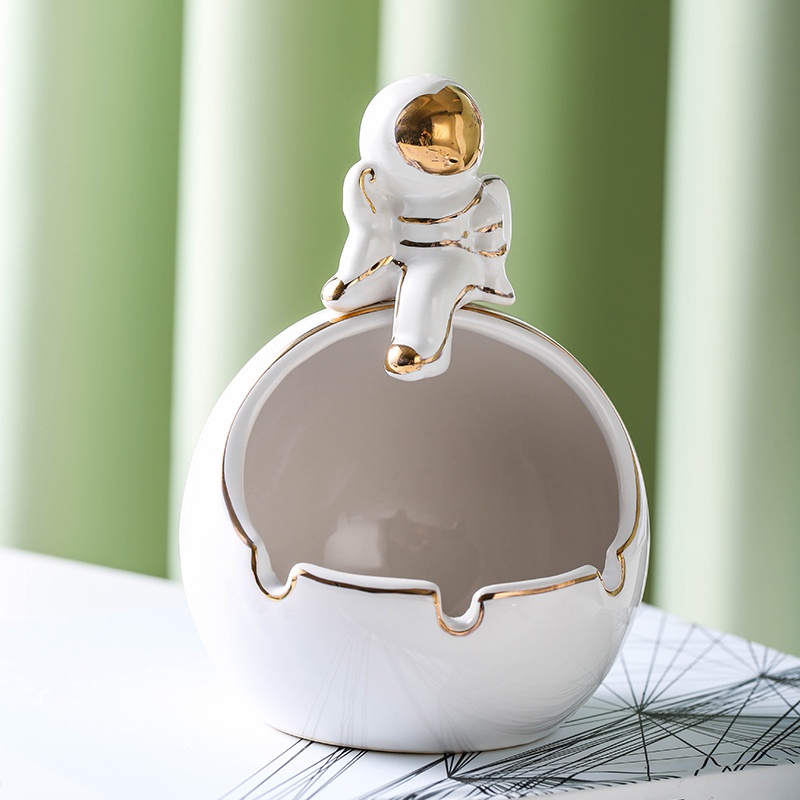 Gạt tàn thuốc để bàn hình phi hành gia hoạt hình sáng tạo