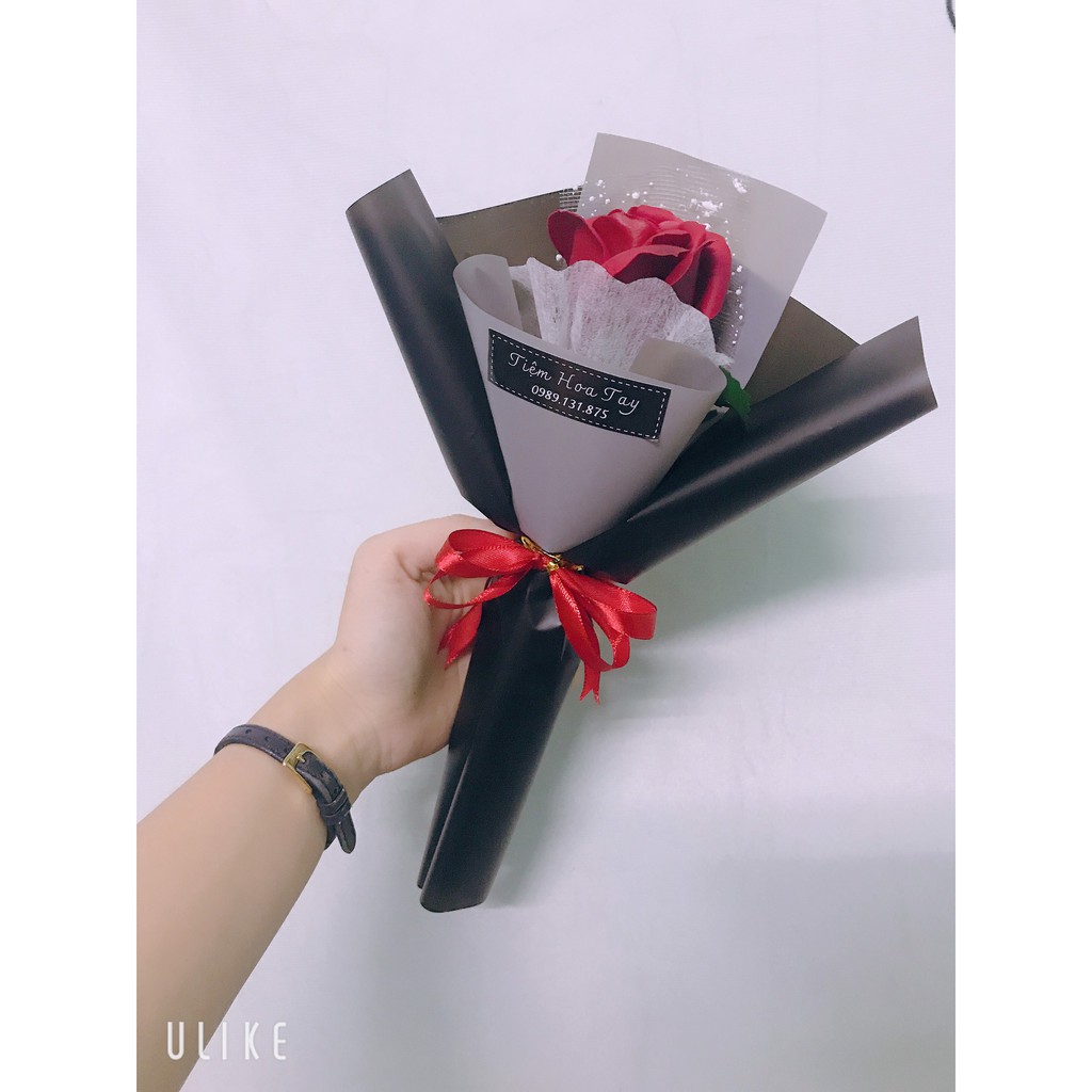 Bó hoa hồng sáp thơm 1 bông màu đỏ mix lá gói giấy đen kiểu Hàn Quốc làm quà tặng