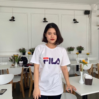 Áo phông in chữ "Fila"