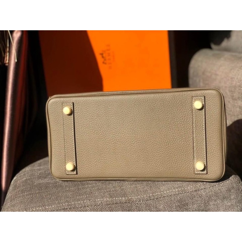 Túi quai xách khoá vàng