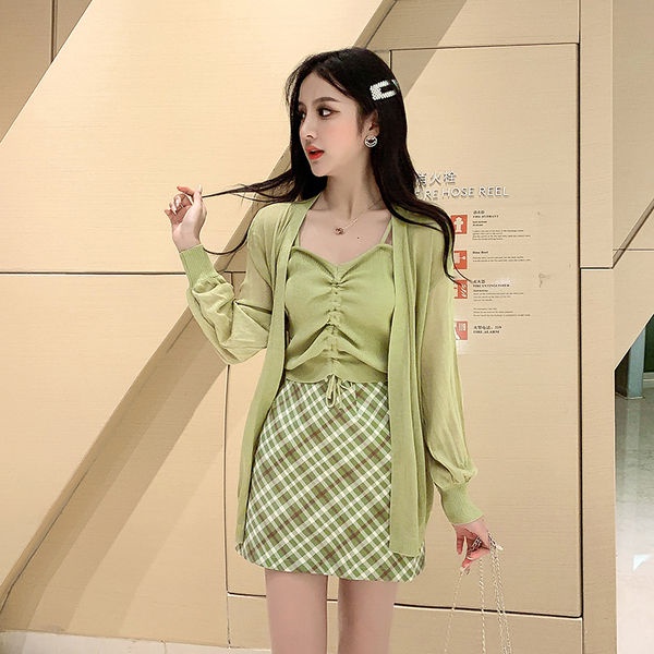 Set đầm hai dây và áo khoác cardigan màu xanh bơ thời trang mùa hè cho nữ