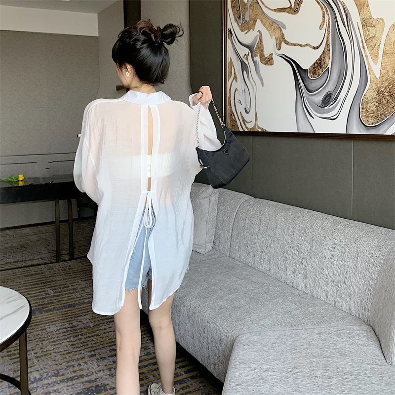 Áo sơ mi trắng chống nắng phối dây đan lưng kiểu cách cá tính cho nữ