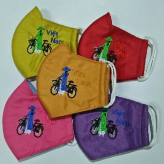 1 chiếc khẩu trang thêu hình cô gái Việt Nam