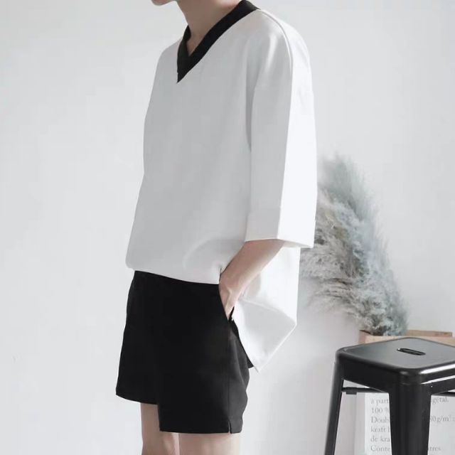 Áo thun nam cổ tim trắng tay lửng form rộng cổ V viền đen | BigBuy360 - bigbuy360.vn