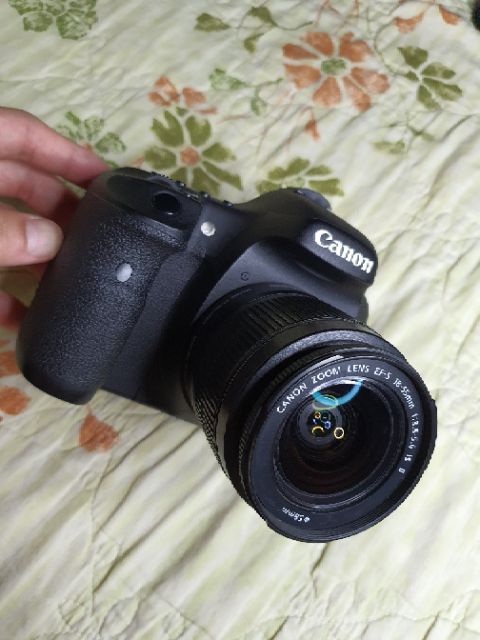 Cần bán Canon 7D EOS , màu đen , body còn mới đến 95%, nguyên zin từ con ốc( tặng tất cả phụ kiện trên hình và giỏ )