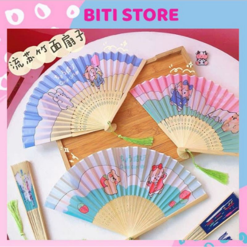 🍓Quạt Gỗ Xòe Cầm Tay Hoạt Tiết Hoạt Hình Màu Sắc Trẻ Trung BiTi Store