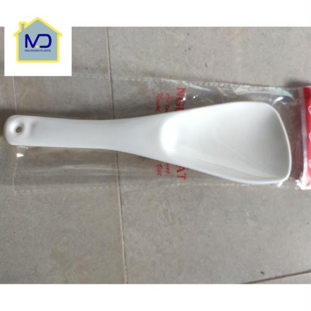 (so1 chat luong) Muôi xới cơm nhựa