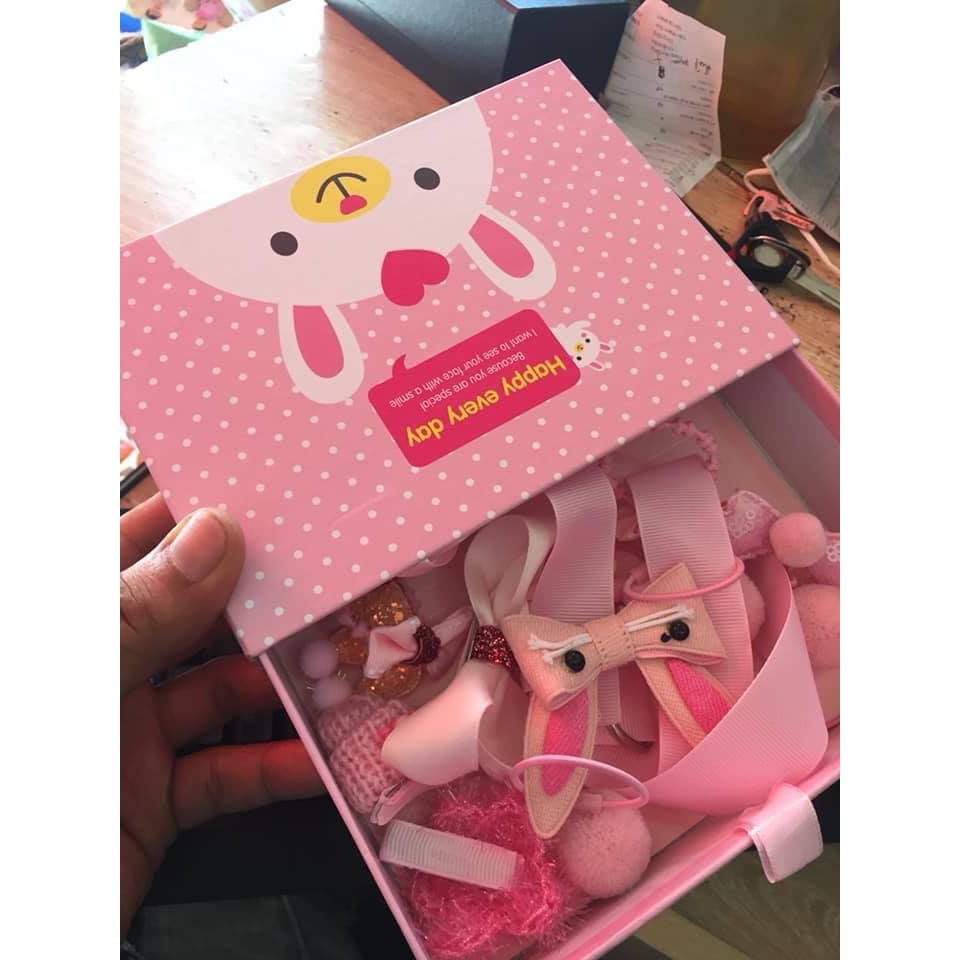 Hộp nơ buộc tóc 18 chi tiết cho bé dễ thương.