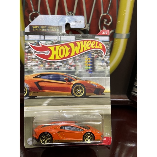 Xe mô hình đồ chơi Hotwheels cơ bản 1:64 - Lamborghini Aventador Miura Homage