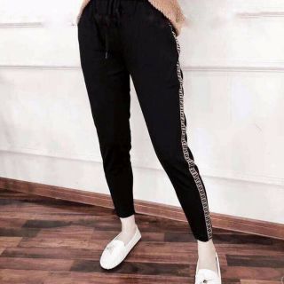 Quần thể thao chất umi cực kỳ năng động , cá tính, chất vải umi dày dặn, dọc hai bên may viền chữ khác nhau cực đẹp nhé.
