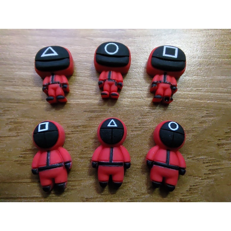 Mẫu charm nhân vật lính Squid Game cho các bạn trang trí vỏ ốp điện thoại, kẹp tóc, dán Jibbitz, DIY