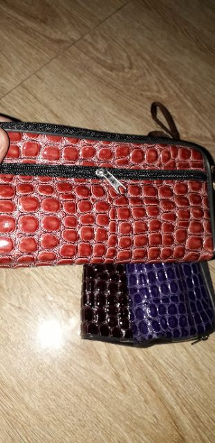 Chiếc ví da Pu cầm tay kích thước dài 20cm và rộng 10 cm có 2 ngăn rất đẹp như hình