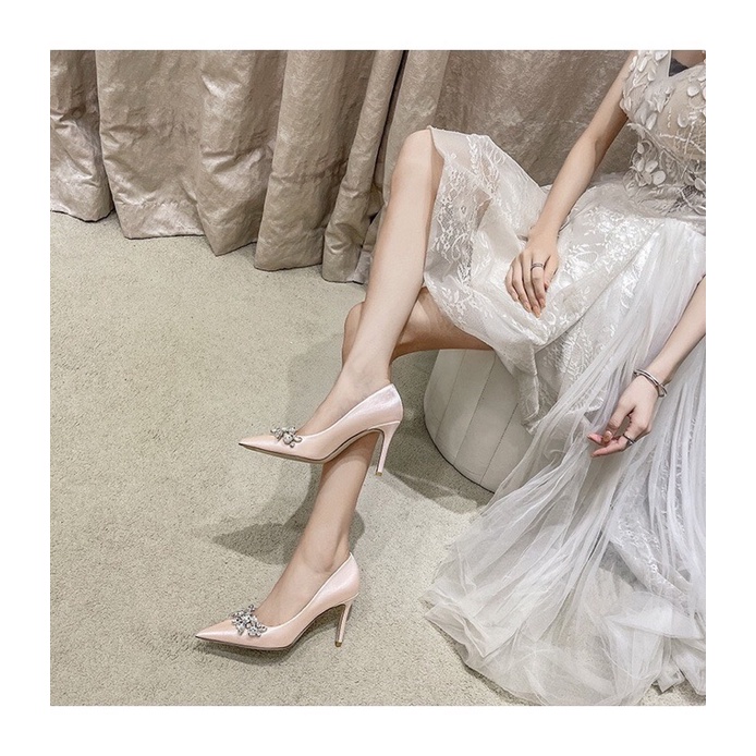 Giày cao gót vương miệng đá