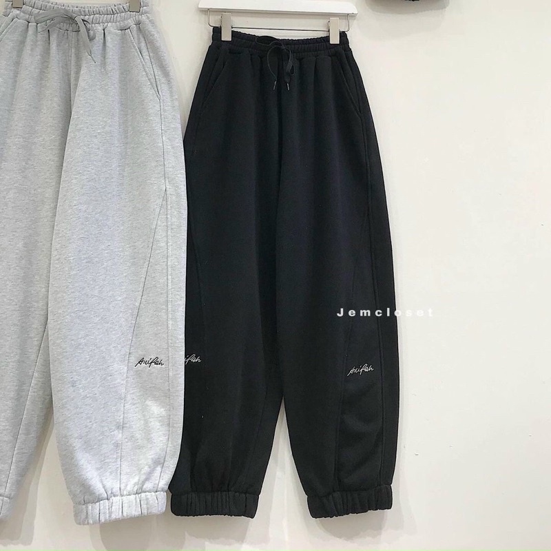 Quần jogger thêu chân