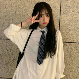 Áo sơ mi kèm cà vạt phong cách sinh viên