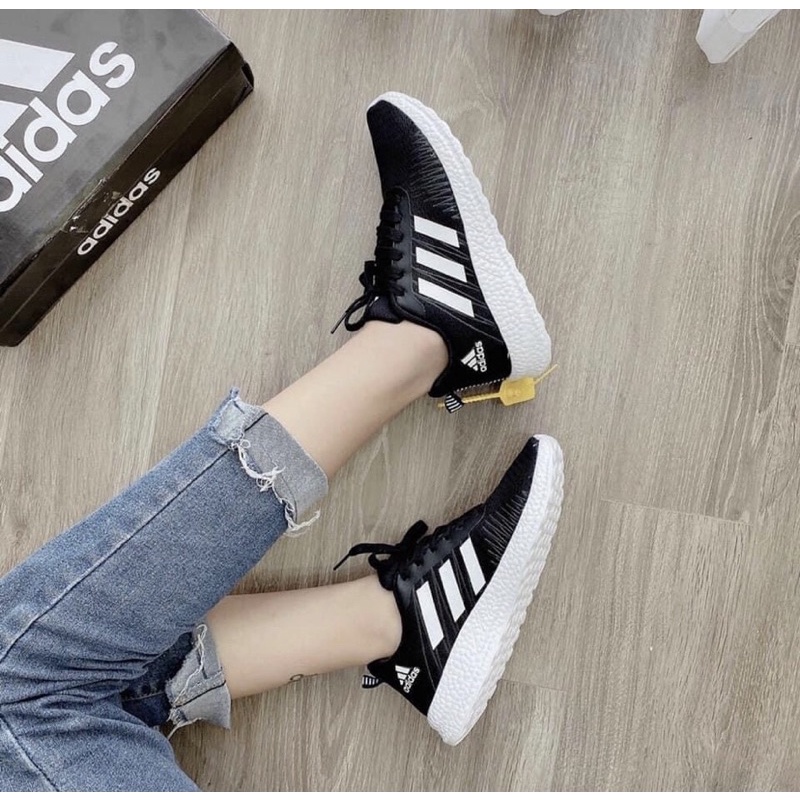 Giày thể thao adidas siêu nhẹ