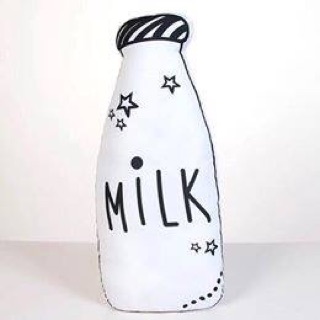 Gối ôm hình bình sữa cho bé