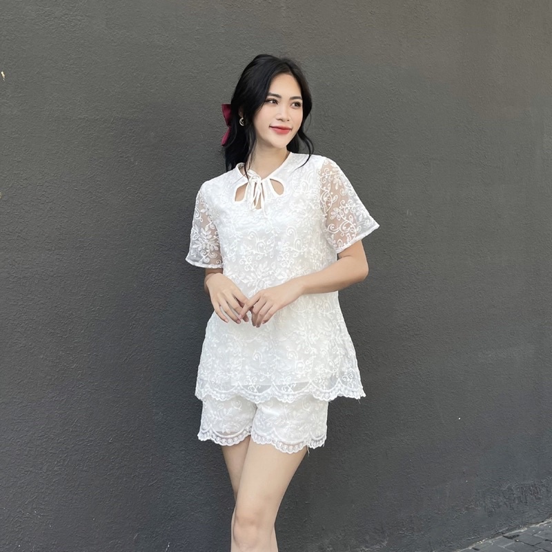 Set áo ren cổ tròn tay ngắn kèm quần short ngắn màu trắng/be - Audrey Studio