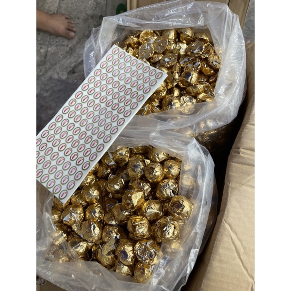 sỉ  viên  sô-cô-la kí  hình tròn , nửa viên , tim bó  hoa sáp , hoa giả