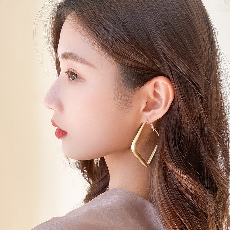 Khuyên tai thời trang kiểu vuông sang trọng dễ phối đồ