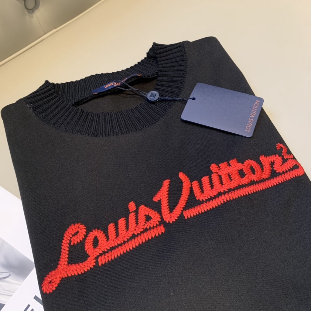 ⚡️ - Áo Tee Luon Vuitton EMBROIDERED MOCKNECK TEE Chữ Thêu Cao Cấp, Áo Thun LV cổ bo