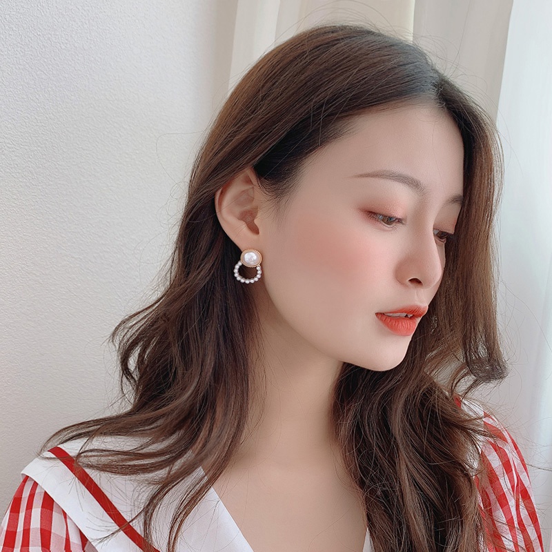 Heart-shaped stud earrings with pearl earrings