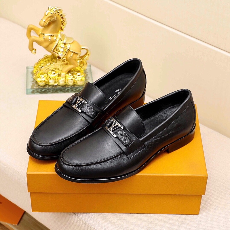 Giày tây lười nam Louis Vuitton mặt trên làm bằng da bò ý có logo mạ bạc nổi