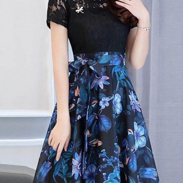 ĐẦM XÒE TRÊN REN ĐEN DƯỚI TÙNG VOAN HOA THẮT NƠ EO