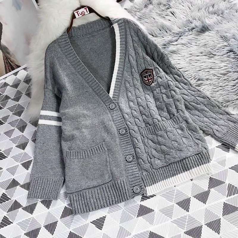 Áo len Cardigan ghi xám ngực huy hiệu