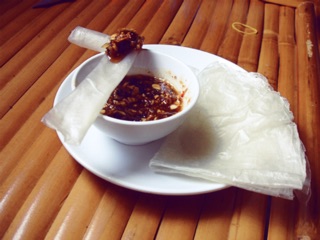 Bánh tráng dẻo sốt me