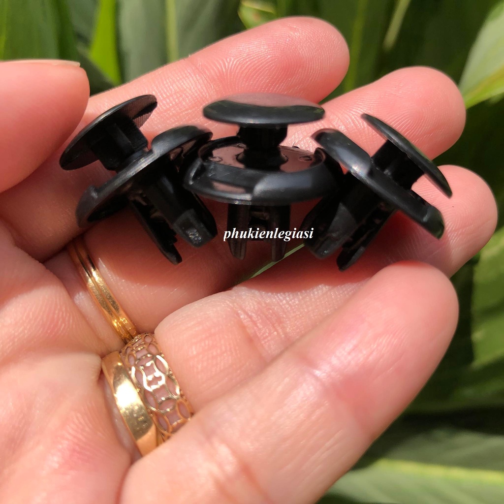 Nút Nhấn Nhựa 2 khía 8mm Màu Đen Thay Thế Cho Cản Trước Xe Hơi hàng OEM Mitsubishi grandis