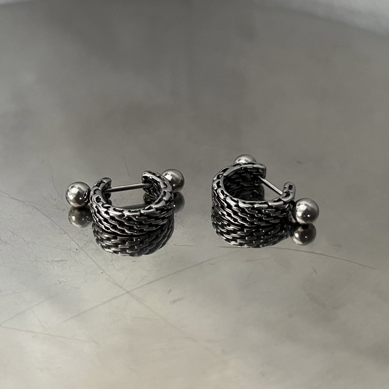 Khuyên tai chrome heart dạng xỏ lỗ thép titan không gỉ