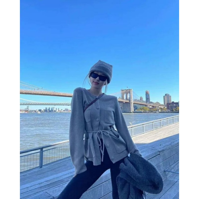 Áo cardigan len xám thắt eo giống Rosé BLACKPINK