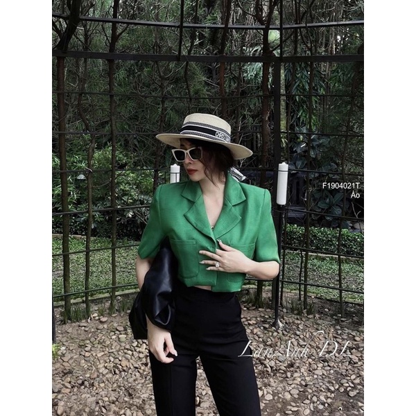 Áo croptop cổ vest phối hai túi