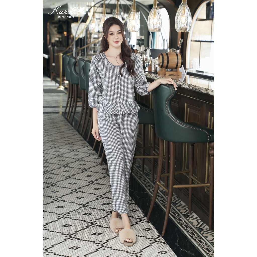 Bộ đồ mặc nhà nữ Karoll chất thô kate quần dài tay lửng họa tiết kẻ caro NH22.065