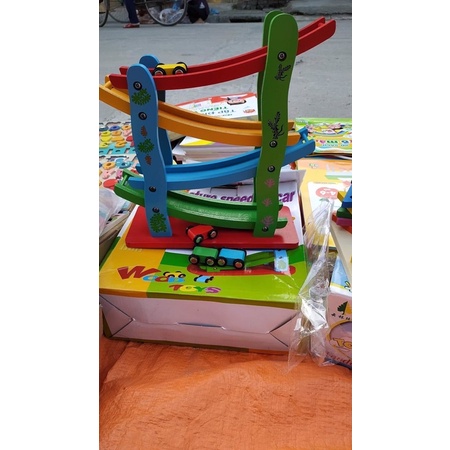 Cầu trượt 4 tầng bằng gỗ kèm 4 oto