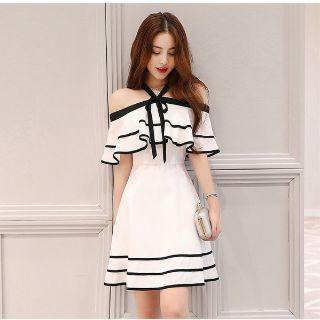 Đầm xòe trễ vai cổ bèo