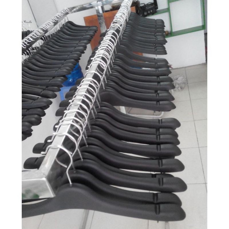 Móc treo quần áo nam nữ màu đen, vai dẹt dễ sử dụng