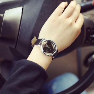 Đồng hồ mặt tam giác độc đáo