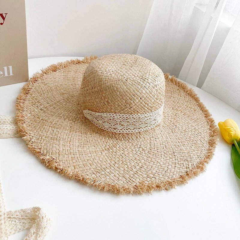 Mũ cói đi biển - RAFFIA Straw mềm - vành rộng viền tua - thắt dây ren trắng (Quảng Châu loại 1)