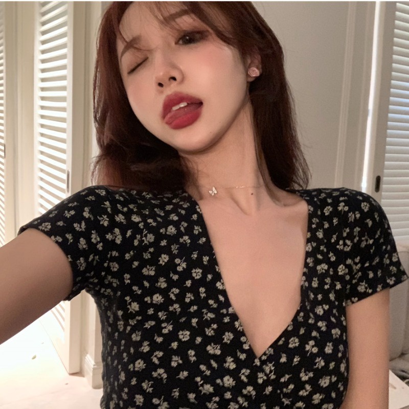 Áo croptop body cổ tim Họa tiết hoa nhí xinh xắn quyến rũ