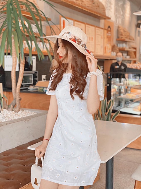 Đầm trắng hoa cúc cổ vuông dễ thương | BigBuy360 - bigbuy360.vn