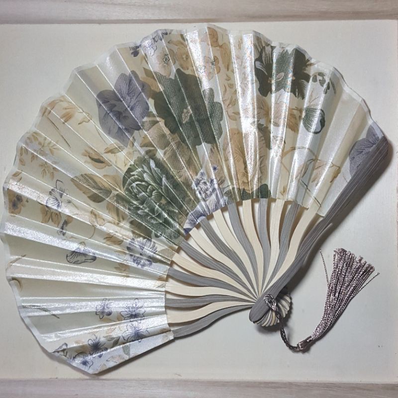 Quạt xếp vải trang trí