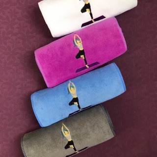 Khăn thấm mồ hôi cô gái tập yoga