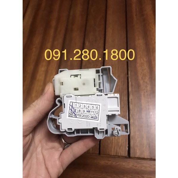 Công tắc khóa cửa máy giặt Electrolux EWF 12844, 12844S chính hãng