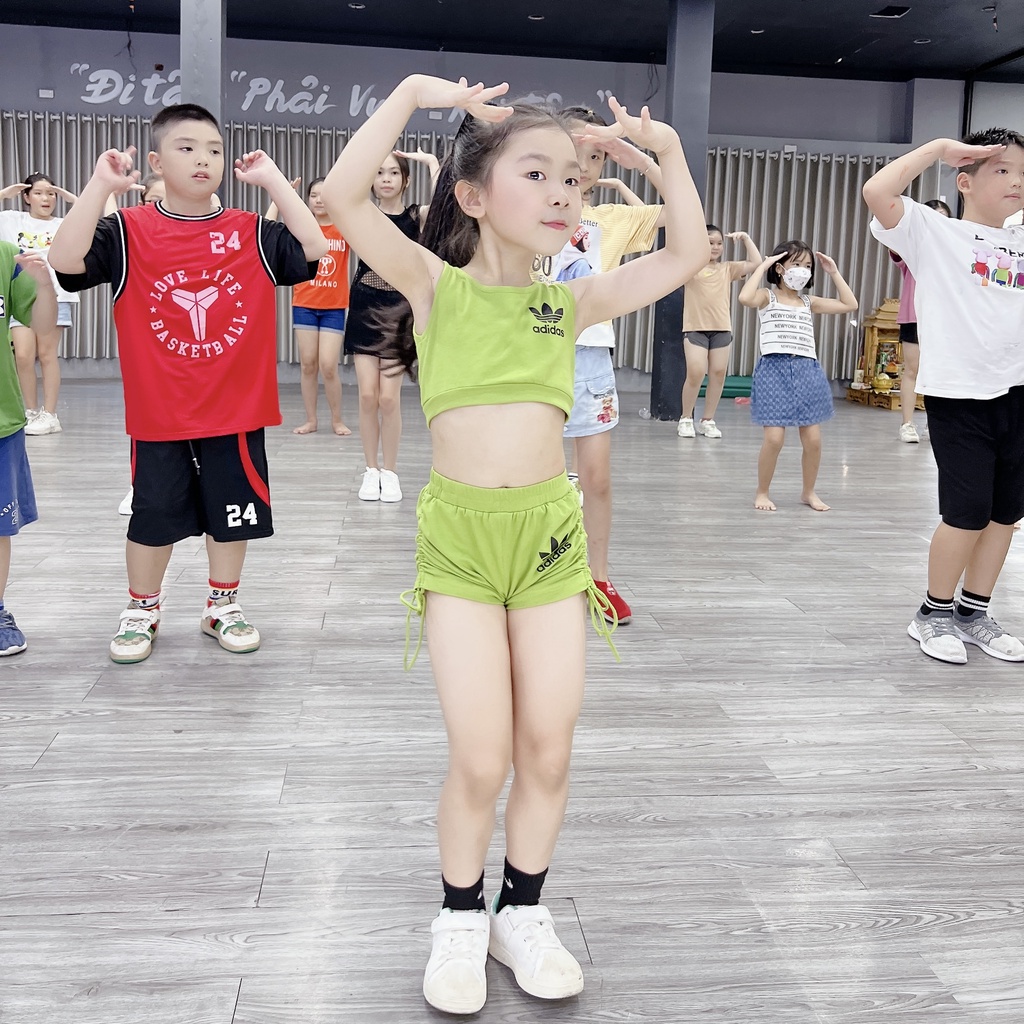 Đồ Bộ Thể Thao Tập Nhảy Tiktok Zumba Hiện Đại Cho Bé Gái 2 Chi Tiết Gồm Áo Croptop Và Quần Sooc Dây Rút 10-48kg FA032