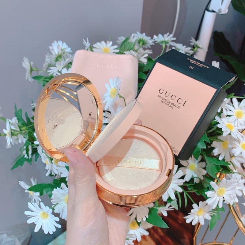 Phấn phủ Gucci Poudre De Beauté sang chảnh kèm túi lụa