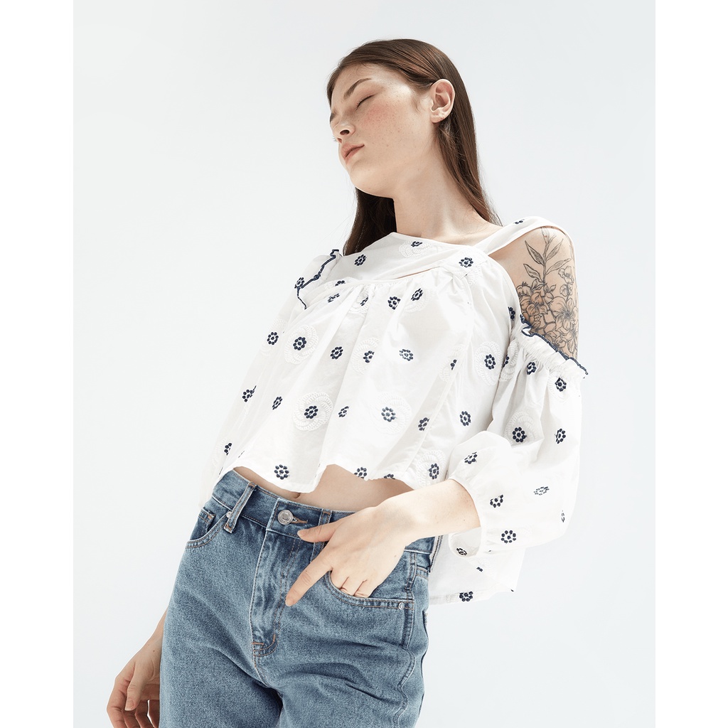 TheBlueTshirt - Áo Kiểu Nữ Tay Phồng Đan Vai Hoạ Tiết Hoa Nhí Màu Xanh - Freya Top - Blue Daisy