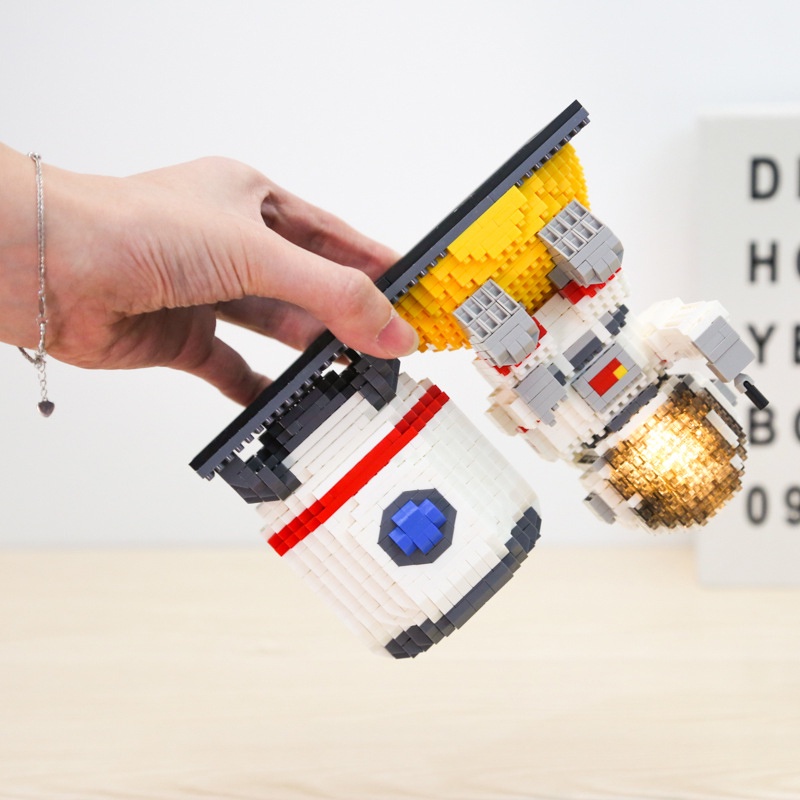 Đồ Chơi Lắp Ráp Xếp Hình Mô Hình Hộp Đựng Bút Phi Hành Gia Có Đèn Ngủ Astronaut Pen Box Model 6903 Với 1488+ PCS