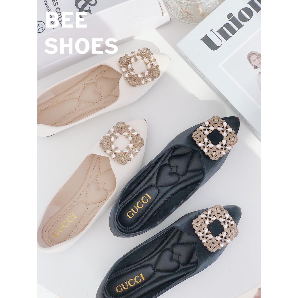 BEESHOES - GIÀY BÚP BÊ NỮ MŨI NHỌN HỌA TIẾT ĐÁ HOA VUÔNG - GIÀY BÚP BÊ NỮ ĐẾ BỆT DA MỀM SẴN MÀU ĐEN - KEM 201035